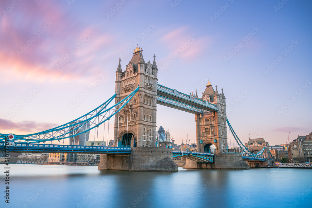 Ancient streets and traditional pubs in the historic City of London